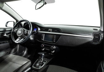 Подержанный автомобиль Kia Rio Hatchback 2018 года (9 фото)