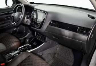 Подержанный автомобиль Mitsubishi Outlander 2019 года (11 фото)
