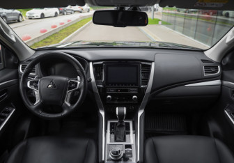 Подержанный автомобиль Mitsubishi Pajero Sport 2021 года (11 фото)
