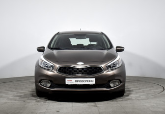 Подержанный автомобиль Kia Ceed Hatchback 2013 года (2 фото)