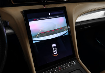 Подержанный автомобиль Hongqi H5 2023 года (21 фото)