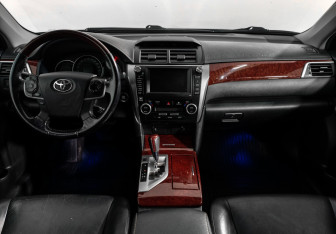Подержанный автомобиль Toyota Camry Sedan 2011 года (15 фото)
