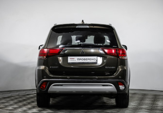 Подержанный автомобиль Mitsubishi Outlander 2020 года (6 фото)
