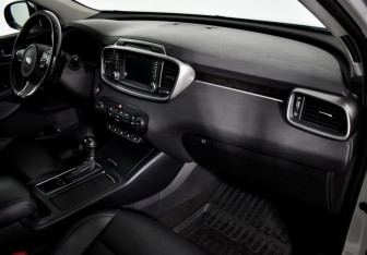 Подержанный автомобиль Kia Sorento 2016 года (14 фото)