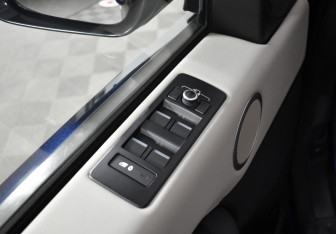 Подержанный автомобиль Land Rover Discovery 2017 года (10 фото)