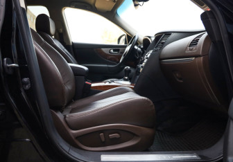 Подержанный автомобиль Infiniti QX70 2016 года (25 фото)