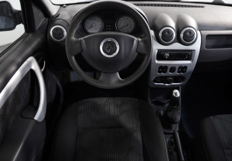 Подержанный автомобиль Renault Logan Sedan 2011 года (10 фото)