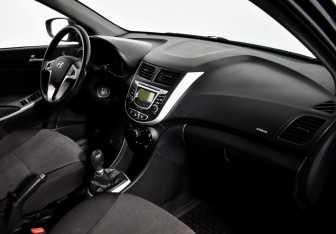 Подержанный автомобиль Hyundai Solaris Hatchback 2013 года (12 фото)