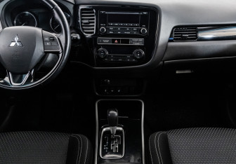 Подержанный автомобиль Mitsubishi Outlander 2019 года (13 фото)