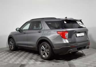 Подержанный автомобиль Ford Explorer 2021 года (7 фото)