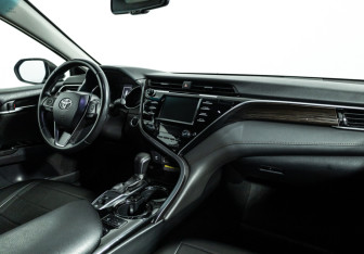 Подержанный автомобиль Toyota Camry Sedan 2019 года (9 фото)