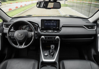 Подержанный автомобиль Toyota RAV4 2022 года (14 фото)