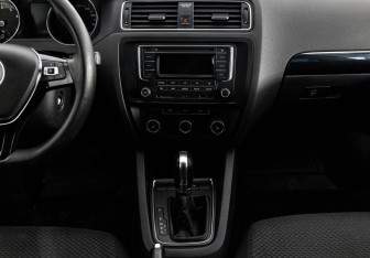 Подержанный автомобиль Volkswagen Jetta Sedan 2016 года (16 фото)