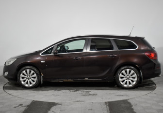 Подержанный автомобиль Opel Astra Wagon 2012 года (8 фото)