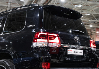 Подержанный автомобиль Toyota Land Cruiser Suv 2019 года (12 фото)