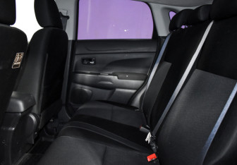Подержанный автомобиль Mitsubishi ASX 2011 года (12 фото)