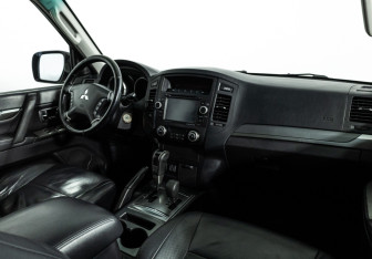 Подержанный автомобиль Mitsubishi Pajero 2011 года (9 фото)