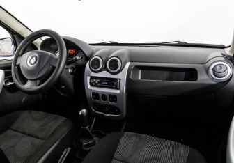 Подержанный автомобиль Renault Sandero 2013 года (9 фото)