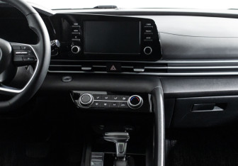 Подержанный автомобиль Hyundai Elantra Sedan 2023 года (14 фото)