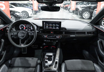 Подержанный автомобиль Audi A4 Sedan 2020 года (23 фото)
