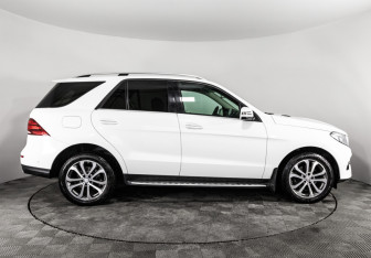 Подержанный автомобиль Mercedes-Benz GLE 2016 года (4 фото)