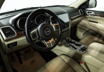 Подержанный автомобиль Jeep Grand Cherokee 2012 года (11 фото)