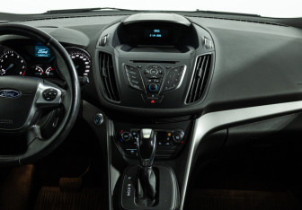 Подержанный автомобиль Ford Kuga 2016 года (14 фото)