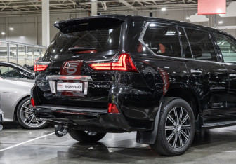 Подержанный автомобиль Lexus LX 2015 года (8 фото)