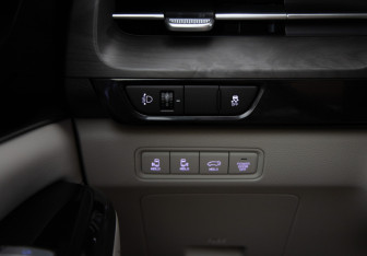 Подержанный автомобиль Kia Carnival 2023 года (22 фото)