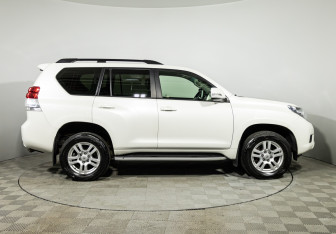 Подержанный автомобиль Toyota Land Cruiser Prado 2011 года (4 фото)