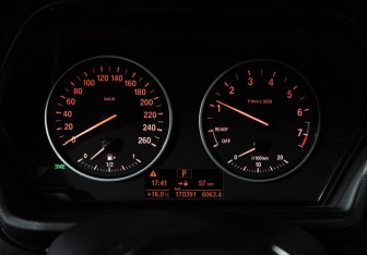 Подержанный автомобиль BMW X1 2017 года (12 фото)