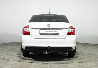 Подержанный автомобиль Skoda Rapid Liftback 2014 года (6 фото)