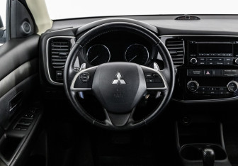 Подержанный автомобиль Mitsubishi Outlander 2012 года (12 фото)