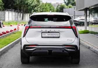 Подержанный автомобиль Geely Atlas 2024 года (7 фото)
