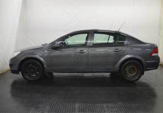 Подержанный автомобиль Opel Astra Sedan 2011 года (8 фото)