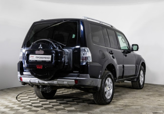 Подержанный автомобиль Mitsubishi Pajero 2006 года (5 фото)