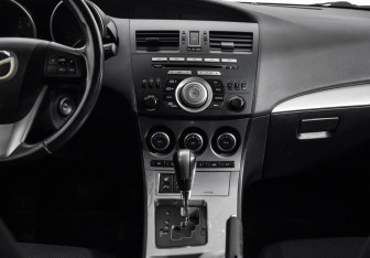 Подержанный автомобиль Mazda 3 Hatchback 2011 года (13 фото)