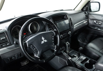 Подержанный автомобиль Mitsubishi Pajero 2015 года (11 фото)