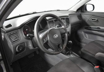 Подержанный автомобиль Kia Rio Sedan 2010 года (9 фото)
