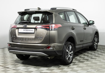 Подержанный автомобиль Toyota RAV4 2017 года (5 фото)