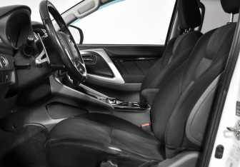 Подержанный автомобиль Mitsubishi Pajero Sport 2017 года (12 фото)