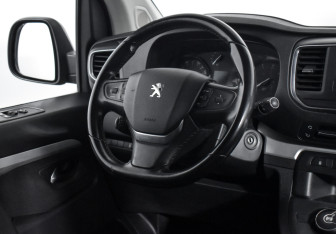 Подержанный автомобиль Peugeot Traveller 2018 года (16 фото)