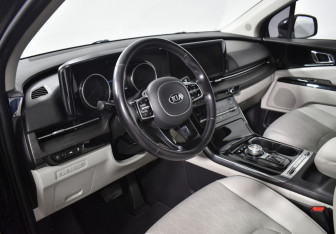 Подержанный автомобиль Kia Carnival 2020 года (9 фото)