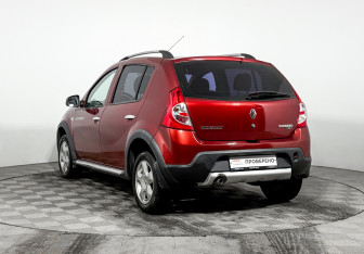 Подержанный автомобиль Renault Sandero 2014 года (7 фото)