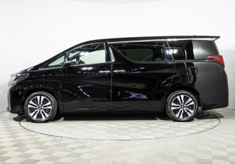 Подержанный автомобиль Toyota Alphard 2019 года (8 фото)