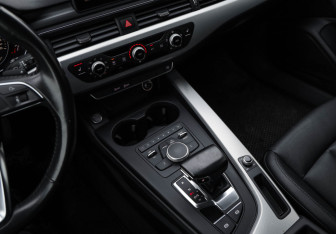 Подержанный автомобиль Audi A4 Sedan 2016 года (22 фото)