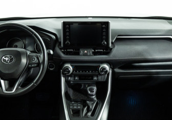 Подержанный автомобиль Toyota RAV4 2021 года (14 фото)