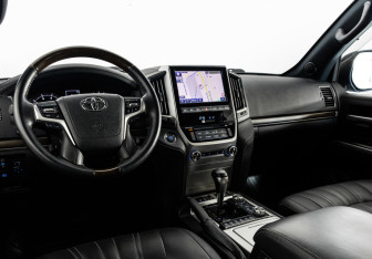 Подержанный автомобиль Toyota Land Cruiser Suv 2020 года (17 фото)