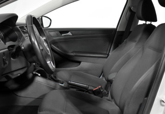 Подержанный автомобиль Volkswagen Jetta Sedan 2014 года (10 фото)