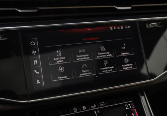 Подержанный автомобиль Audi Q8 2019 года (21 фото)